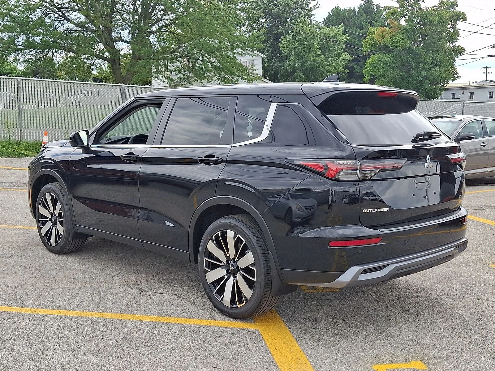 New 2026 Black Mitsubishi SE image 4