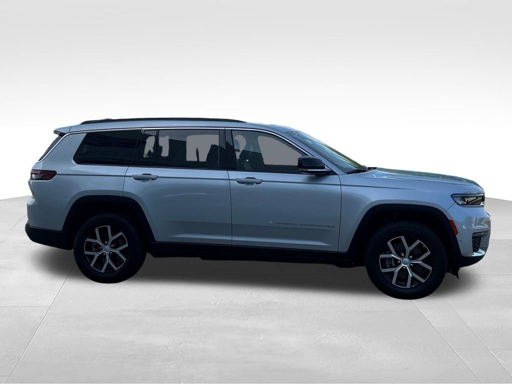 Used 2024 Silver Jeep Limited image 7
