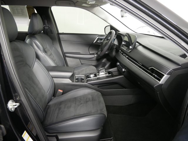Used 2024 Black Diamond Mitsubishi SE image 17