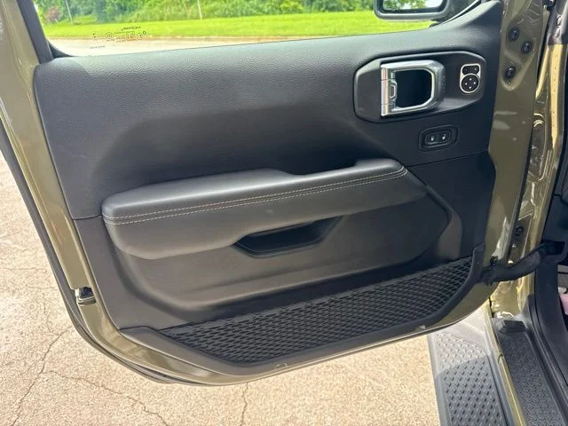 Used 2025  Jeep High Tide image 14