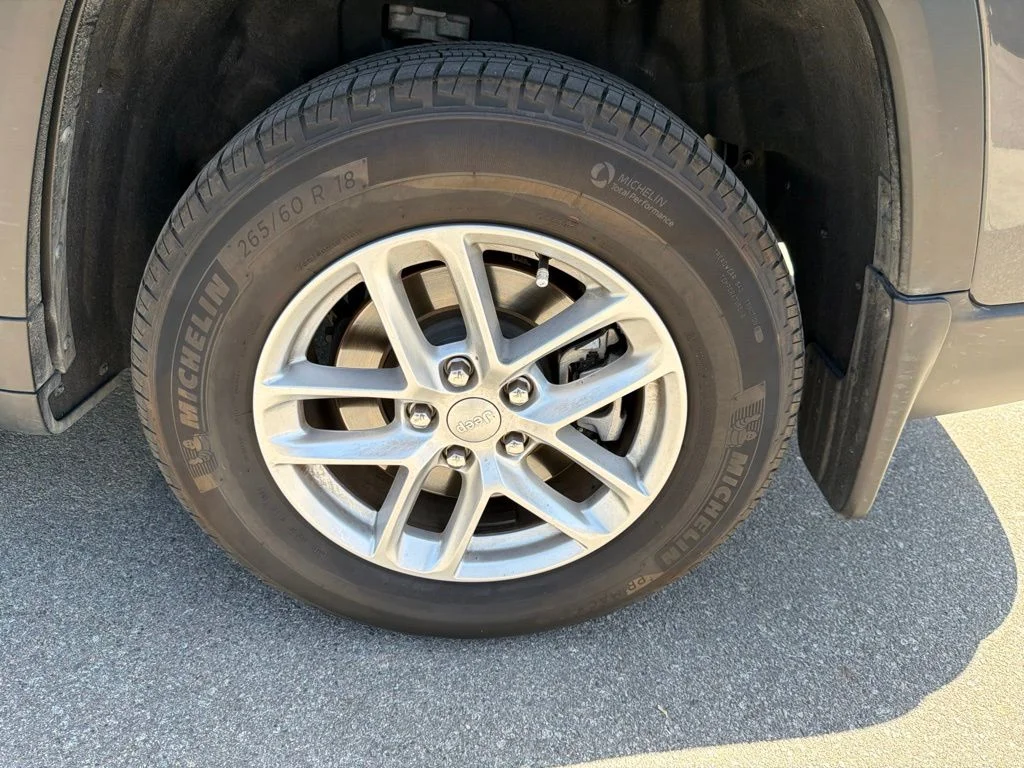 Used 2025 Gray Jeep Laredo X image 13