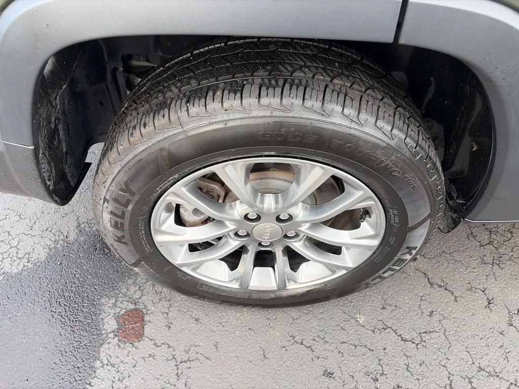 Certified Used 2021 Green Jeep Latitude Lux image 9