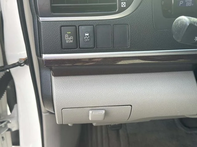 Used 2012 White Toyota XLE image 30