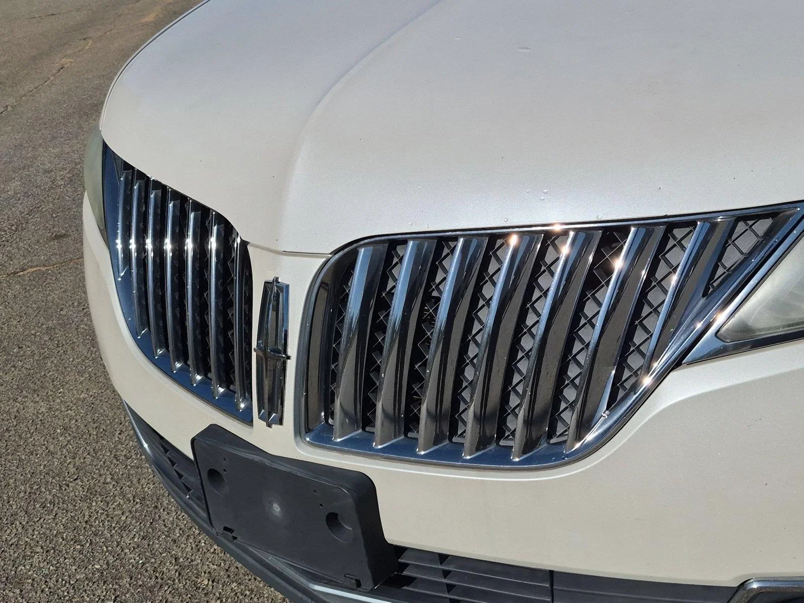 Used 2011 WHITE PLATINUM METALLIC TRI-COAT LINCOLN  image 13