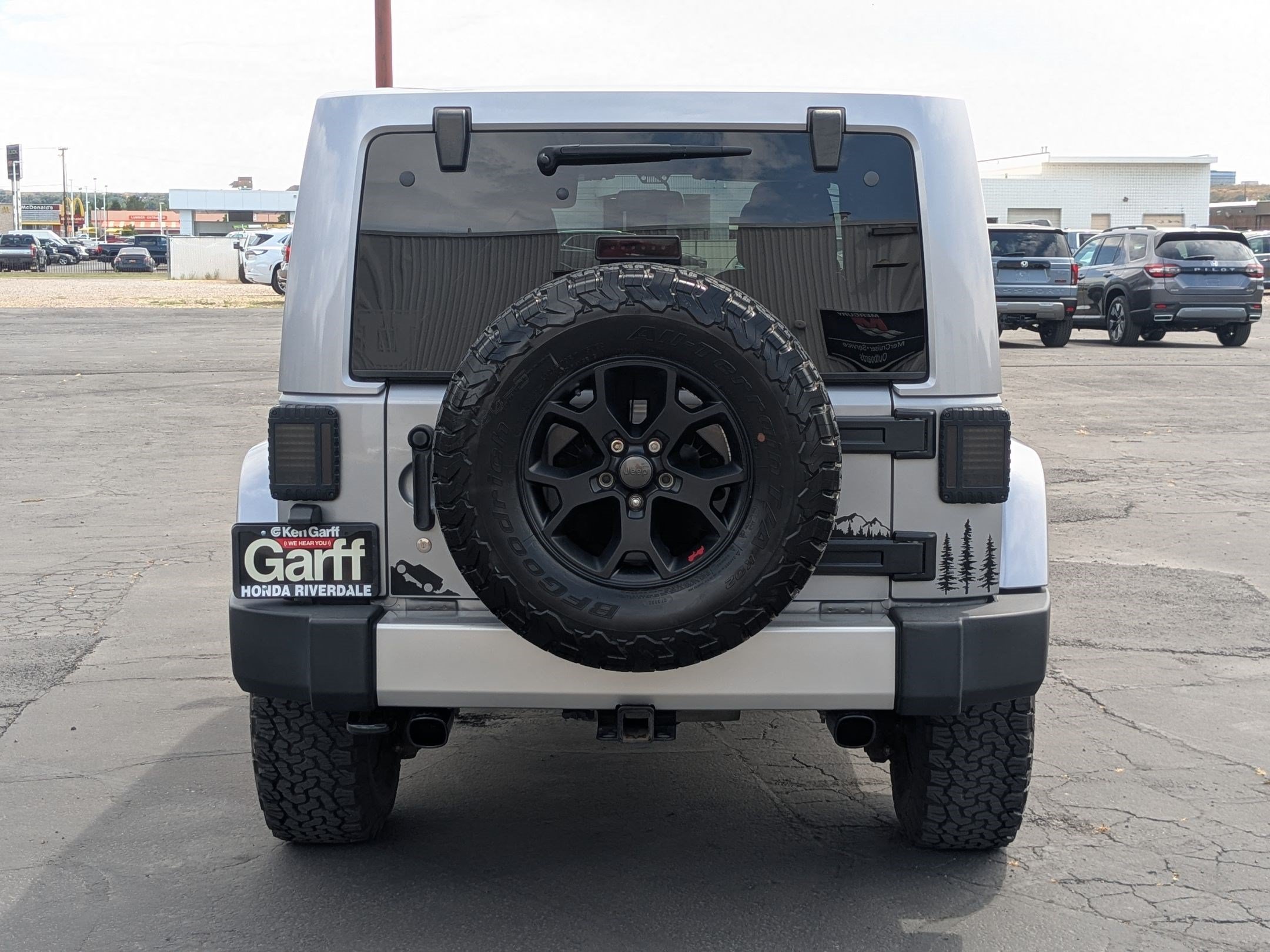 Used 2014 Billet Metallic Clearcoat Jeep Sahara image 4