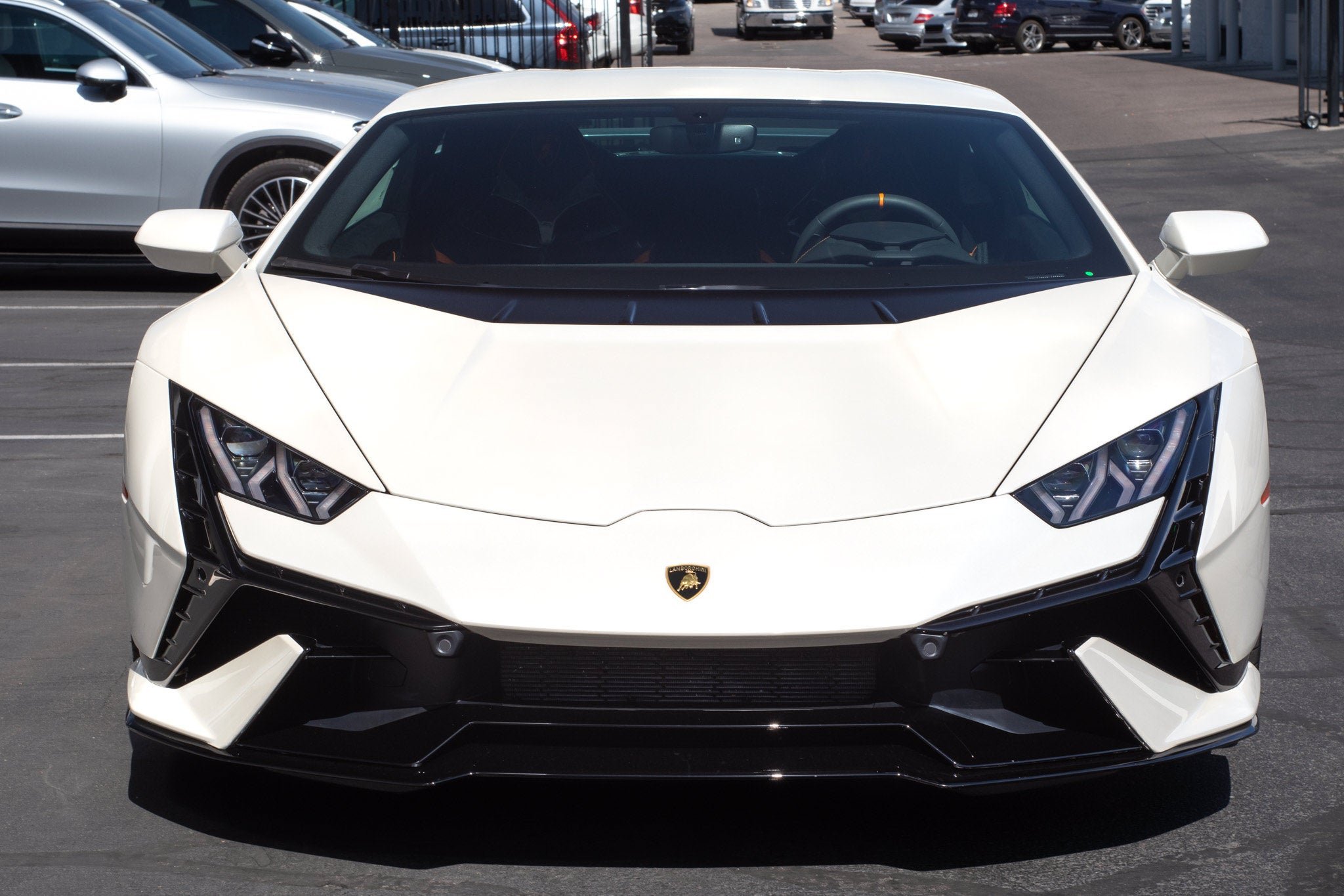 Used 2024 White Lamborghini Coupe image 9