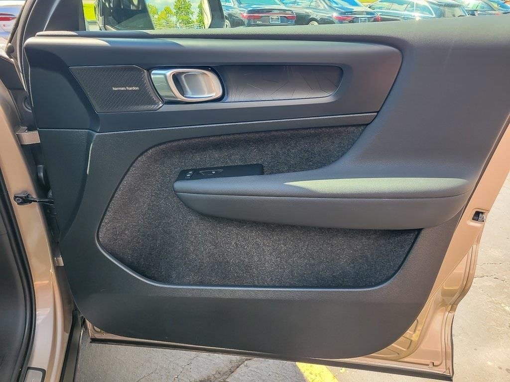2023 VOLVO XC40 - Image 21