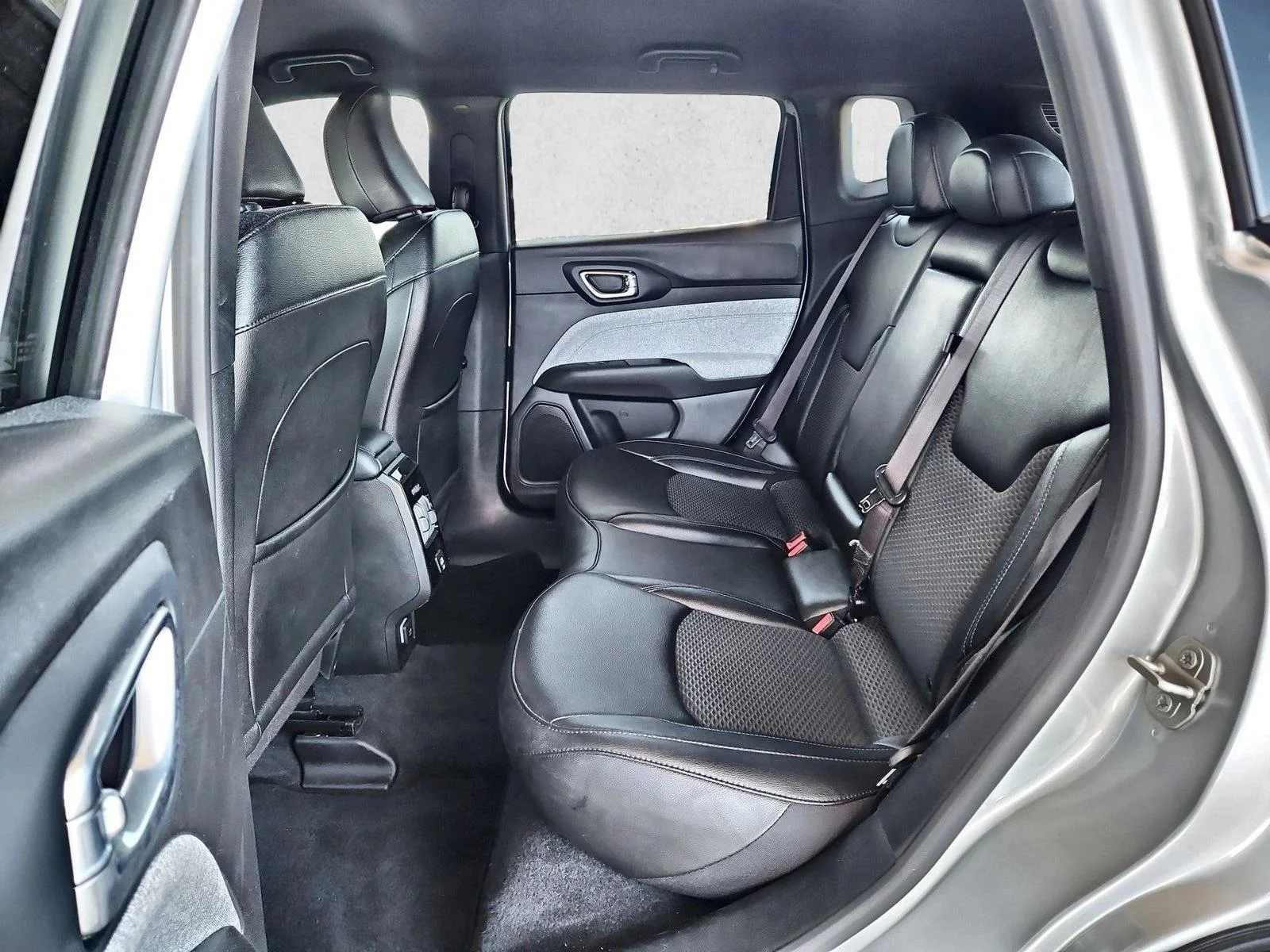 Used 2024 Silver Zynith Metallic Clearcoat Jeep Latitude image 18