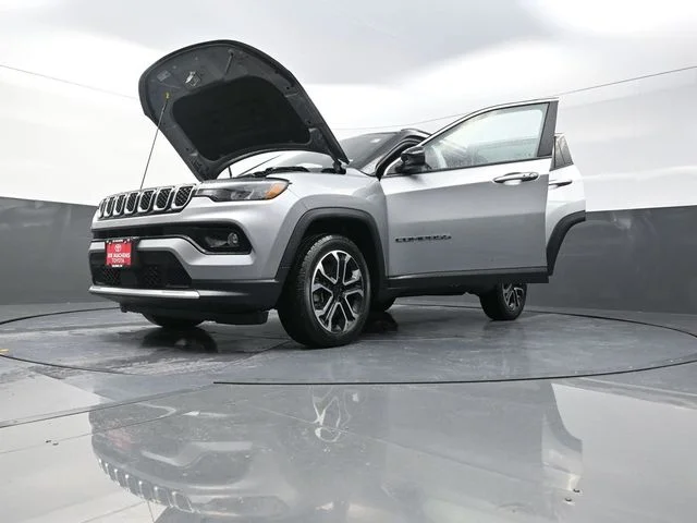 Used 2024  Jeep Limited image 40