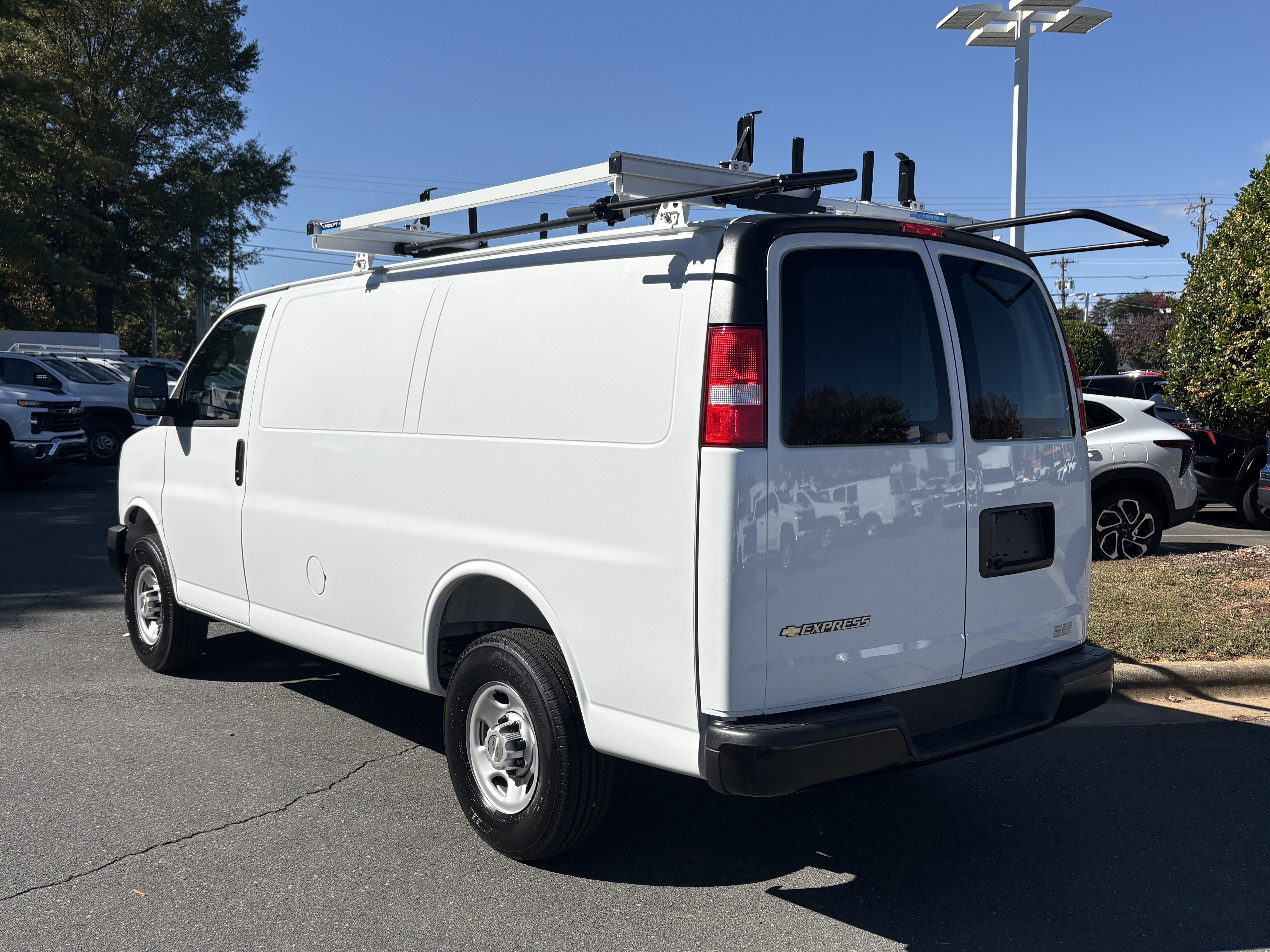 New 2025 Summit White Chevrolet WT image 3
