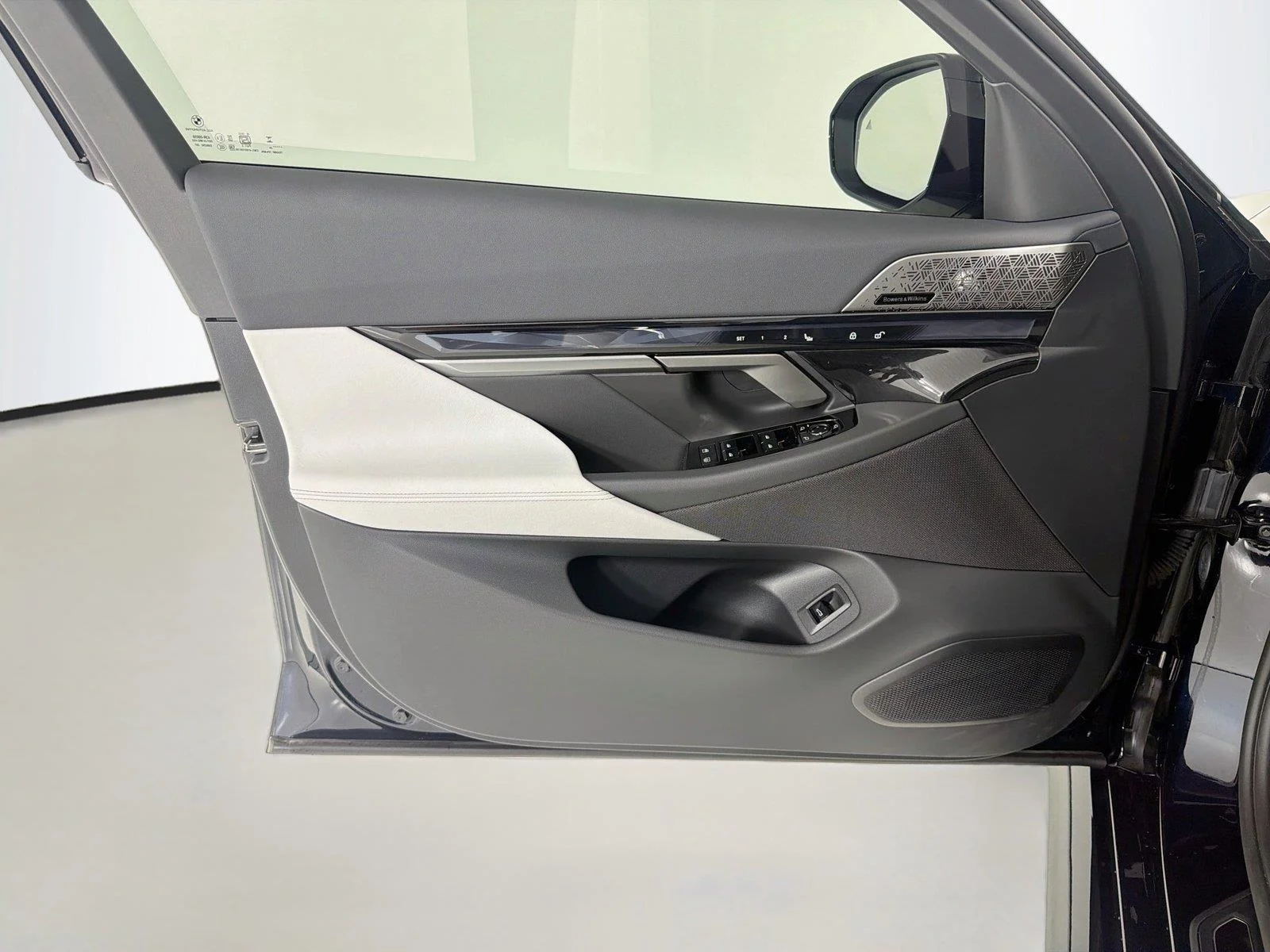 Used 2027 Carbon Black Metallic BMW  image 7