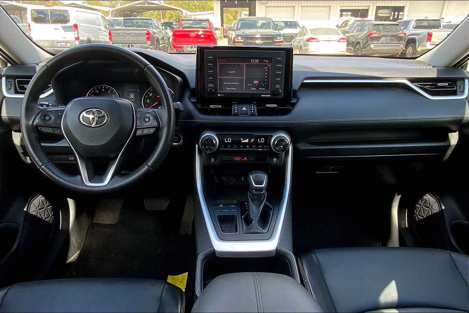 Used 2022 Silver Sky Metallic Toyota XLE Premium image 15