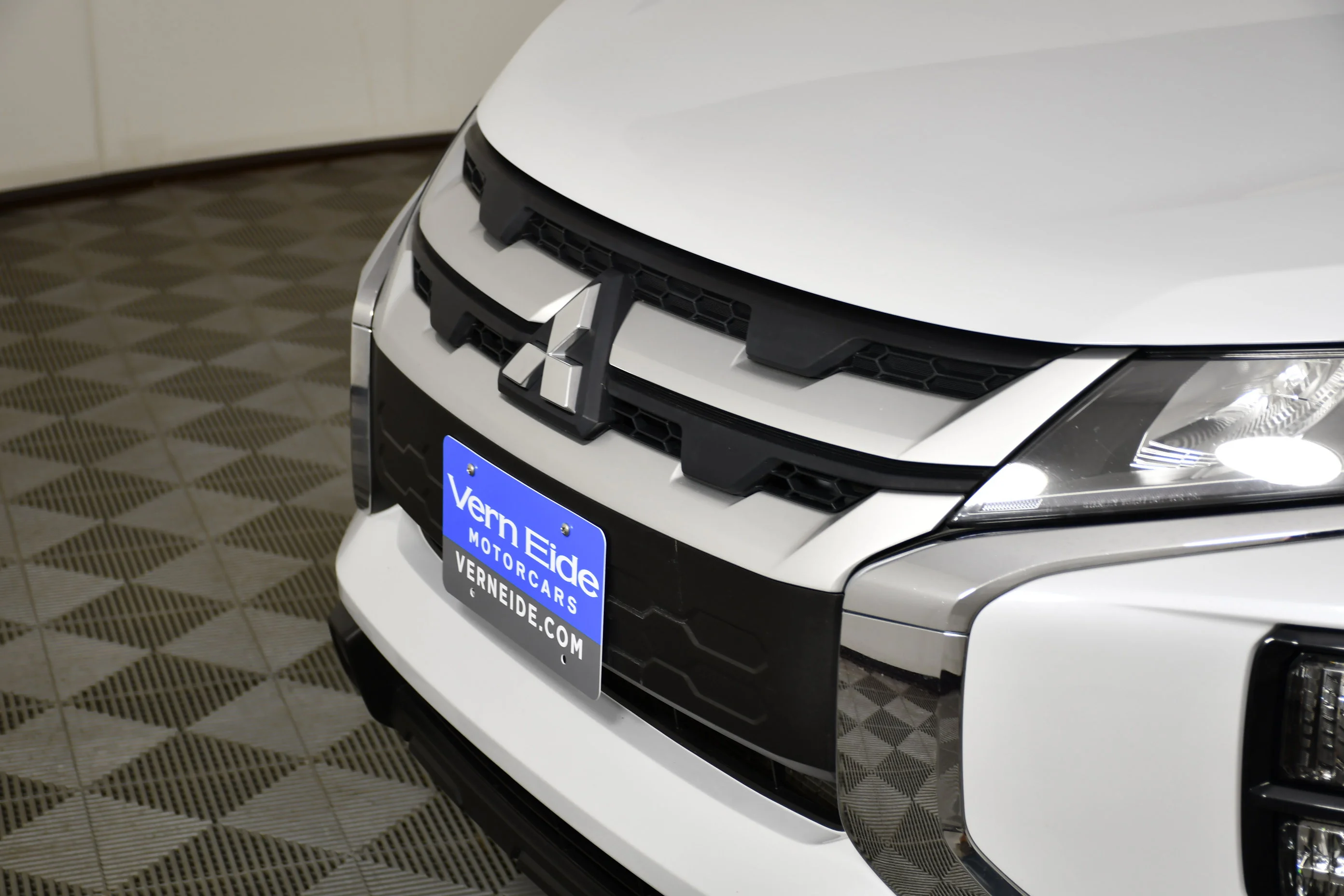 Used 2022 White Diamond Mitsubishi ES image 11