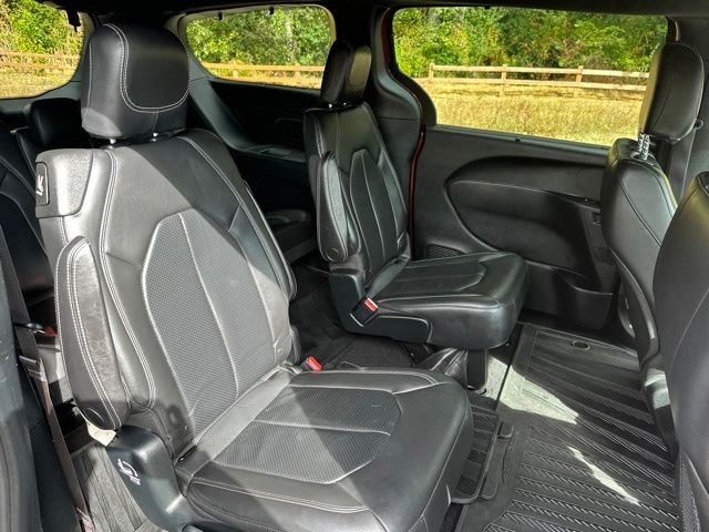 Used 2018 Copper Pearlcoat Chrysler Touring L image 23