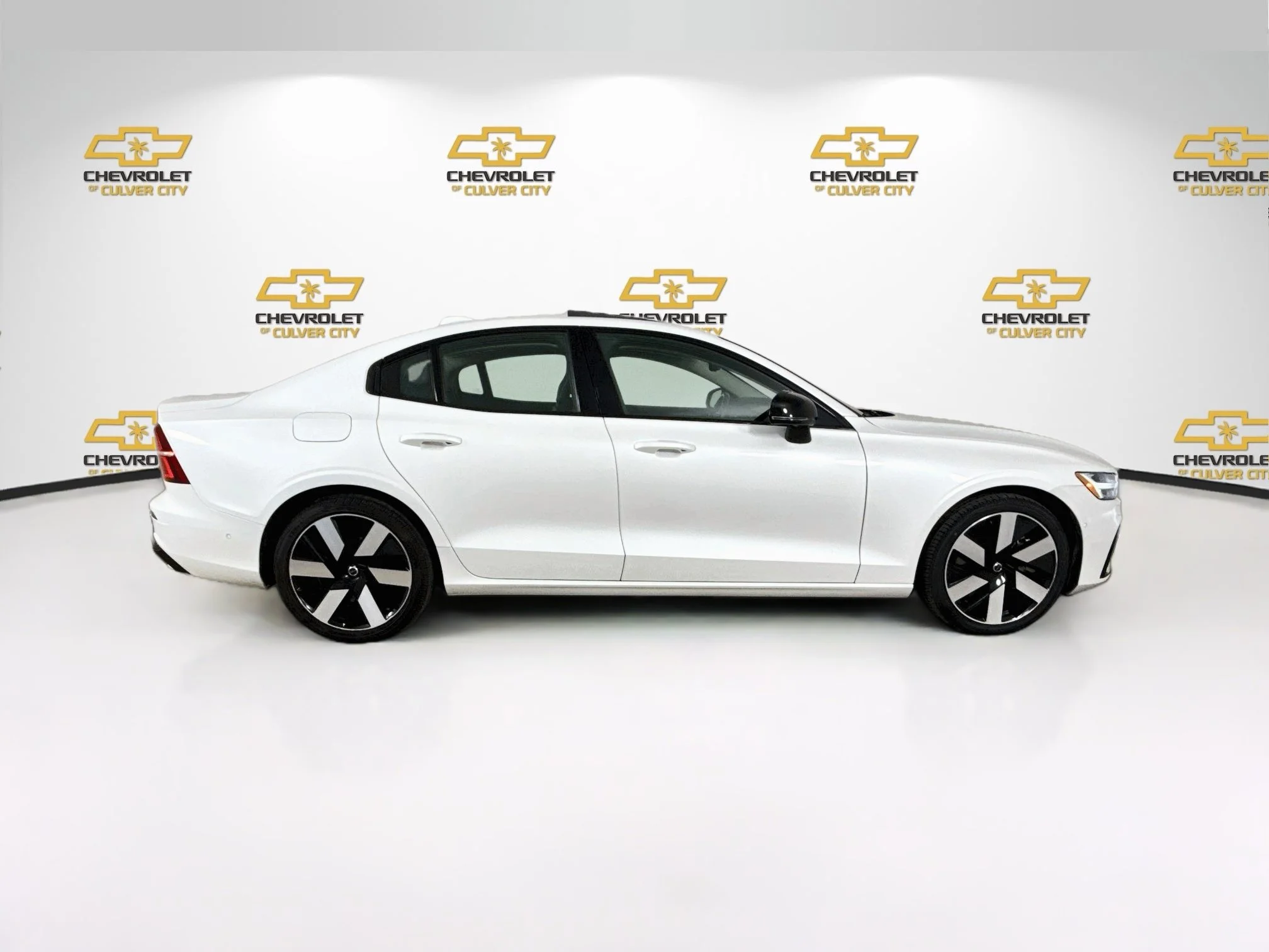 Used 2024 White Volvo Plus Dark Theme image 9