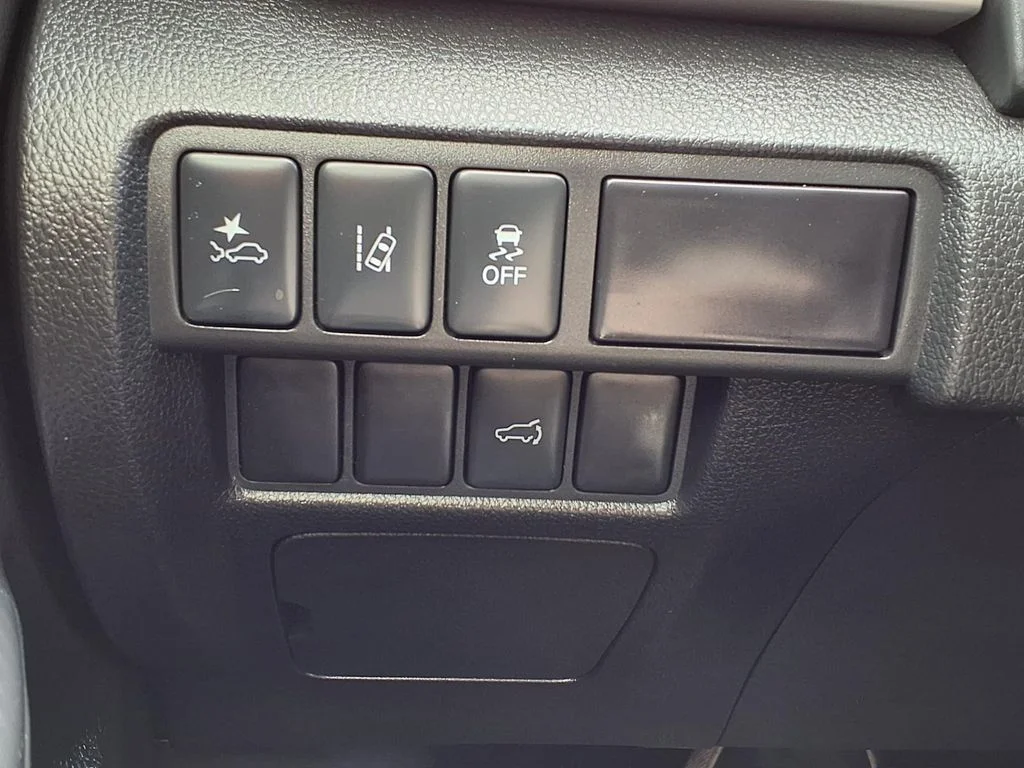 Used 2024 Black Mitsubishi  image 17