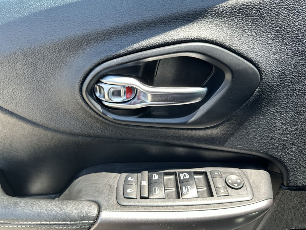 Used 2019 Black Jeep Latitude Plus image 21