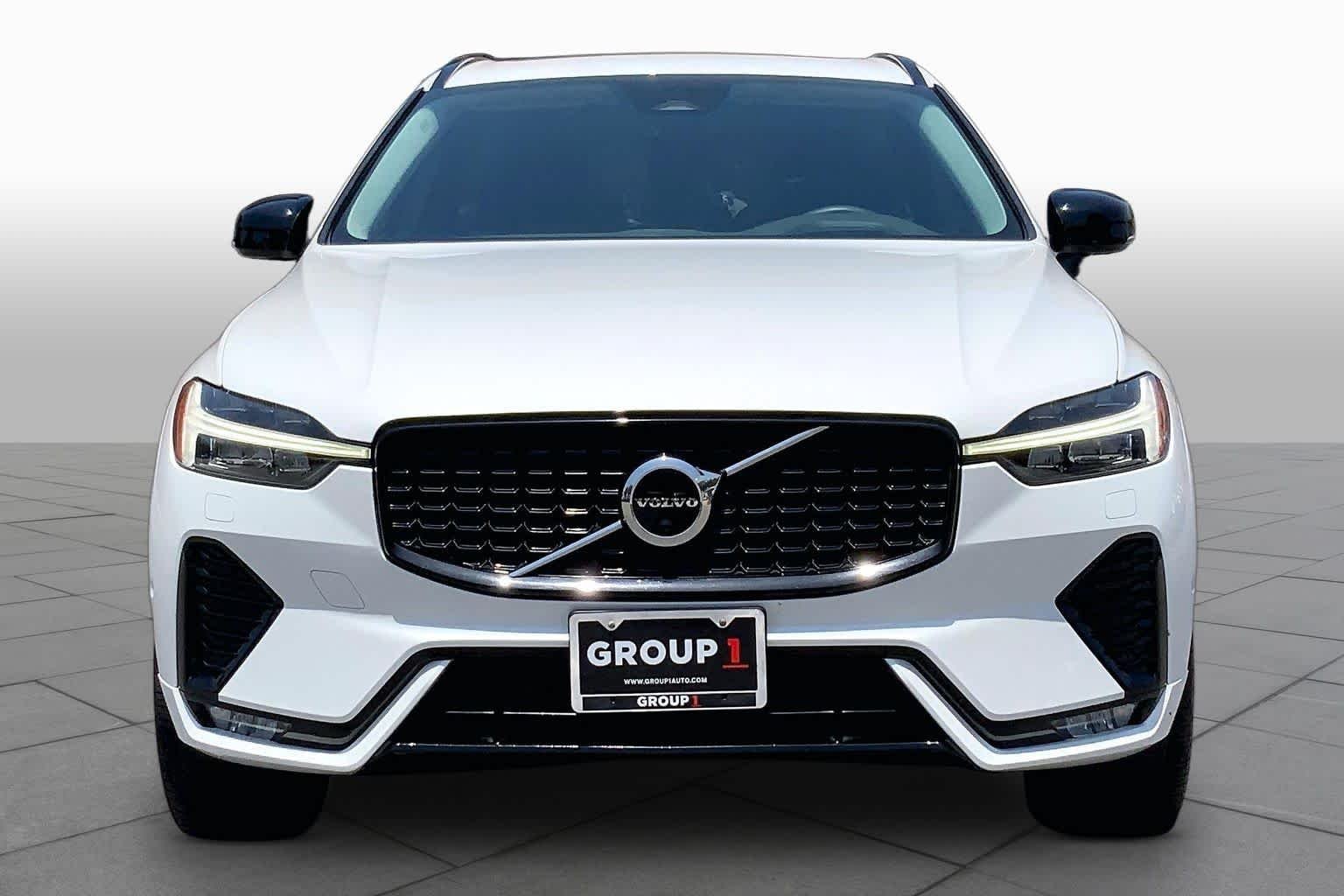 Used 2023 Crystal White Metallic Volvo Ultimate Dark Theme image 4