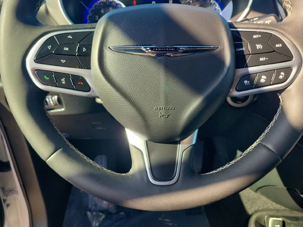 Used 2025 White Chrysler Select image 27