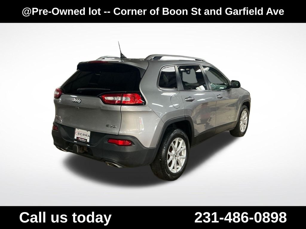 Used 2016 Silver Jeep Latitude image 5