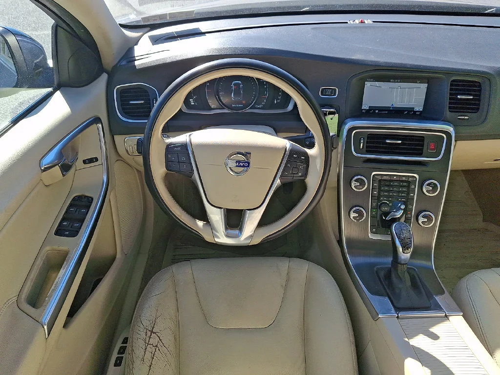 Used 2015 Blue Volvo T5 Premier image 10