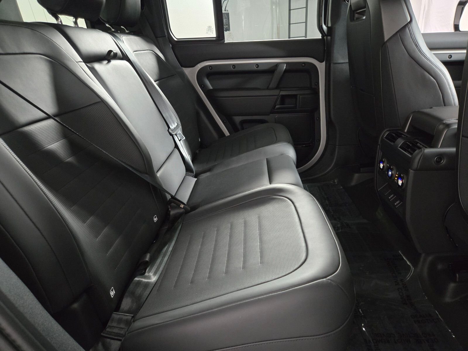 2026 Land Rover Defender OCTA - Photo 17
