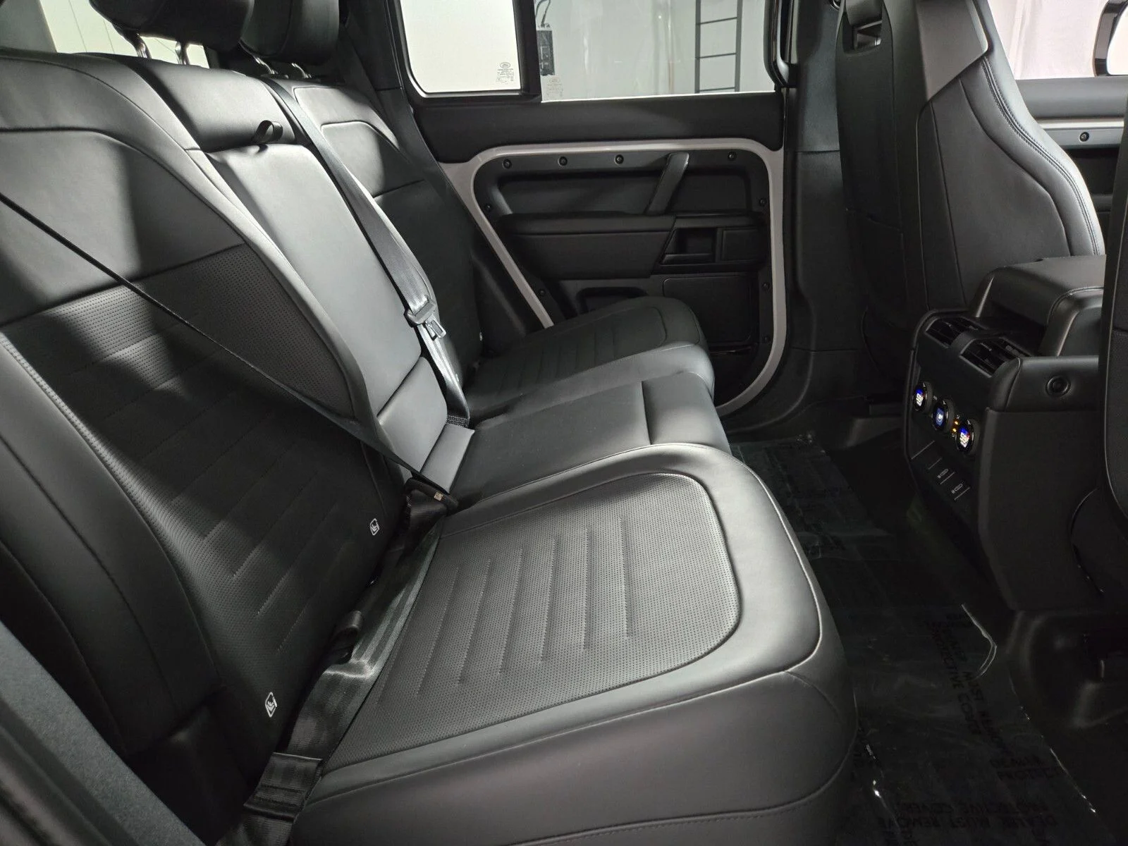 2026 Land Rover Defender OCTA - Photo 17