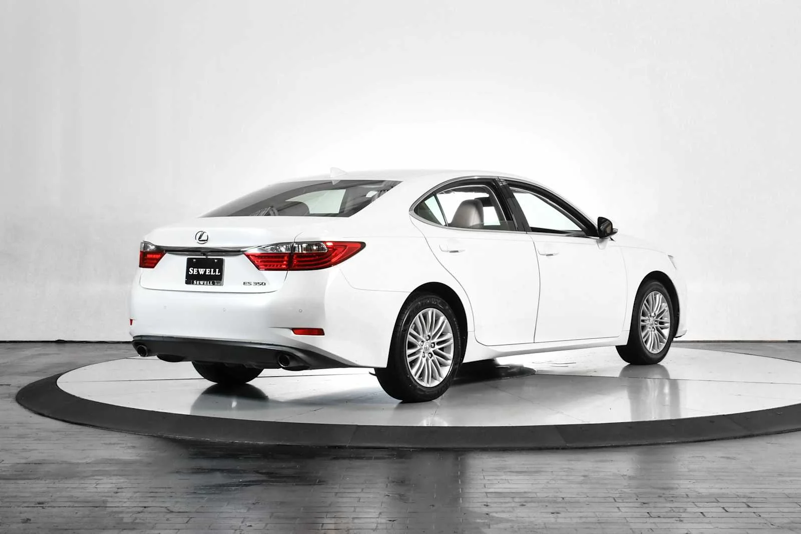 Used 2015 Starfire Pearl Lexus  image 7
