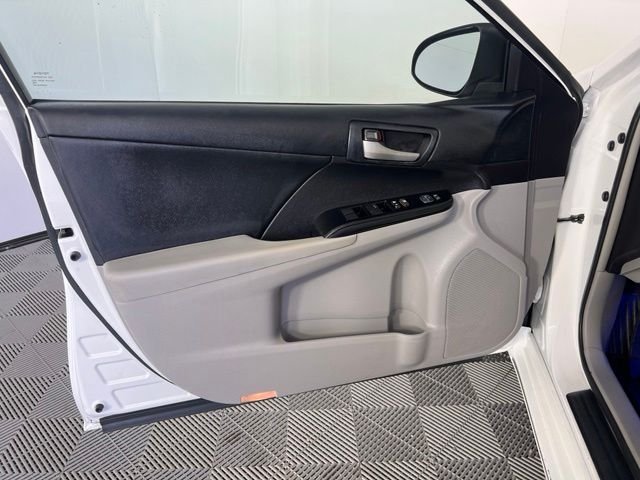 Used 2014 White Toyota LE image 17