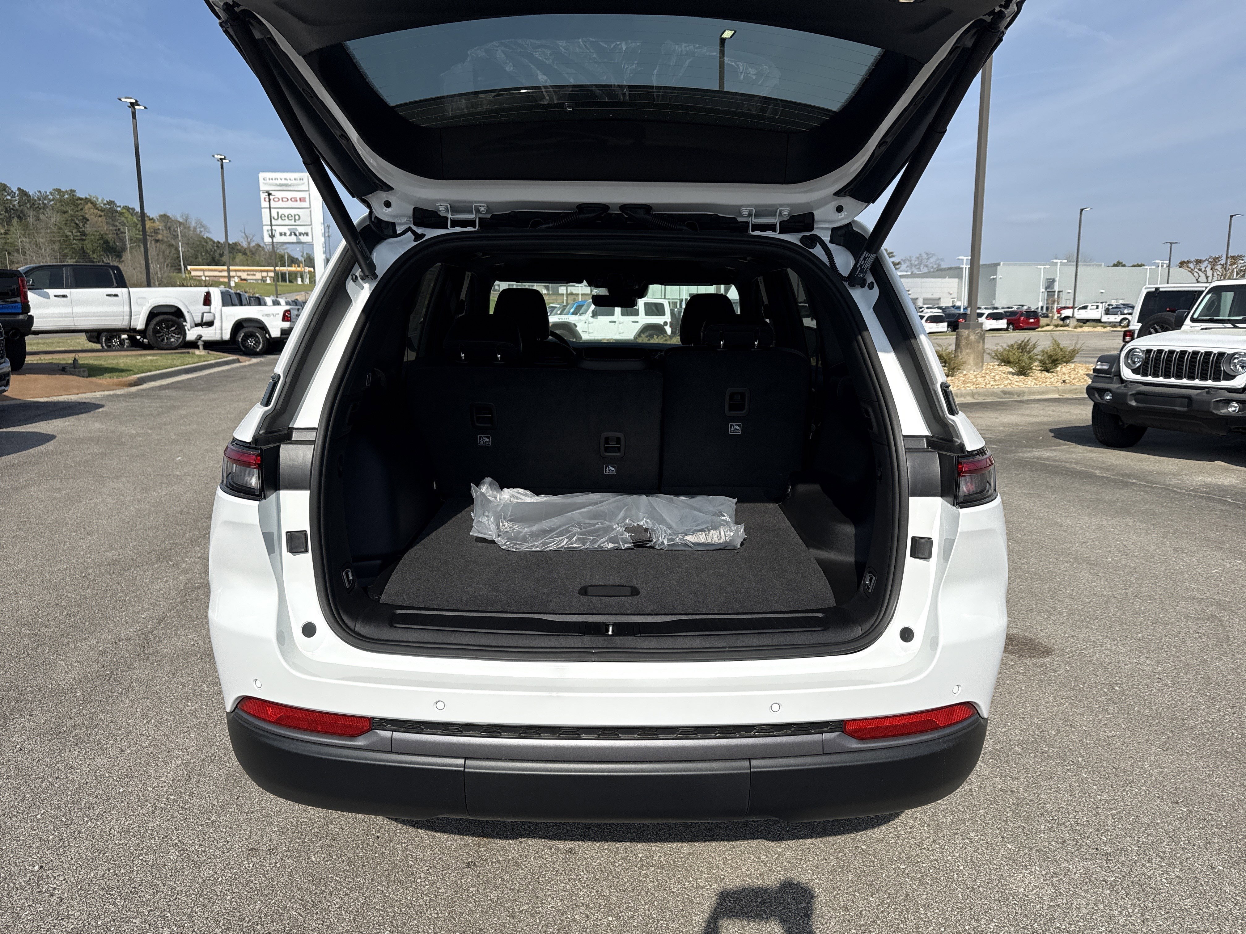 New 2026 Bright White Clear-Coat Exterior Paint Jeep Altitude image 19