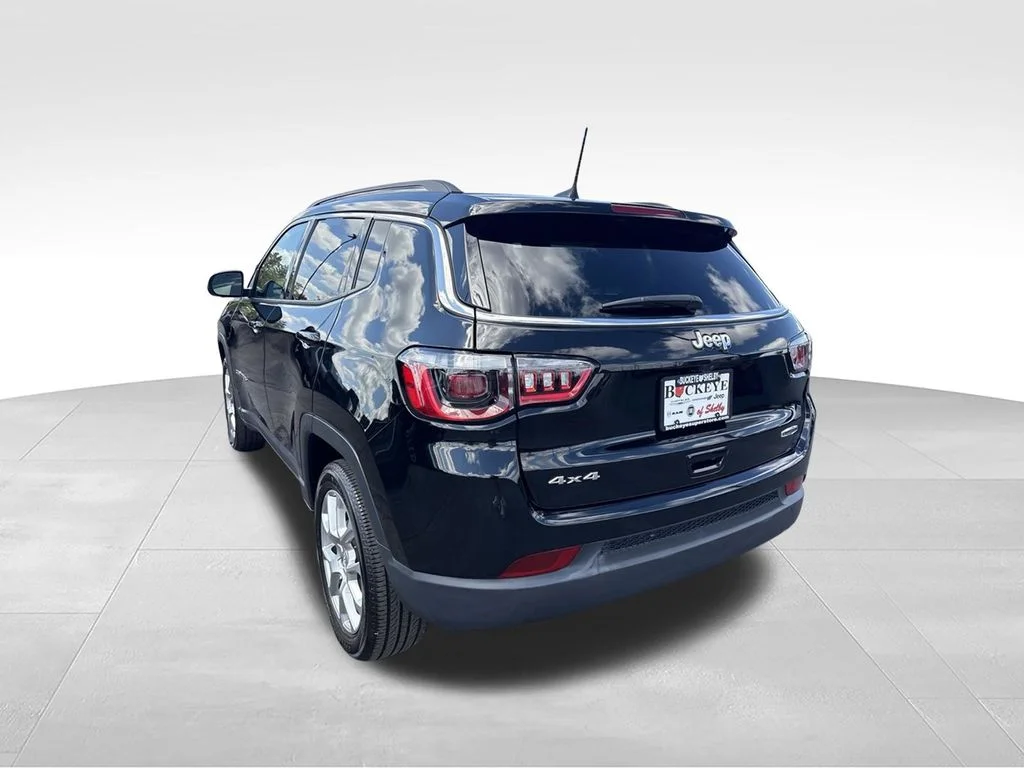 Used 2022 Black Jeep Latitude Lux image 5