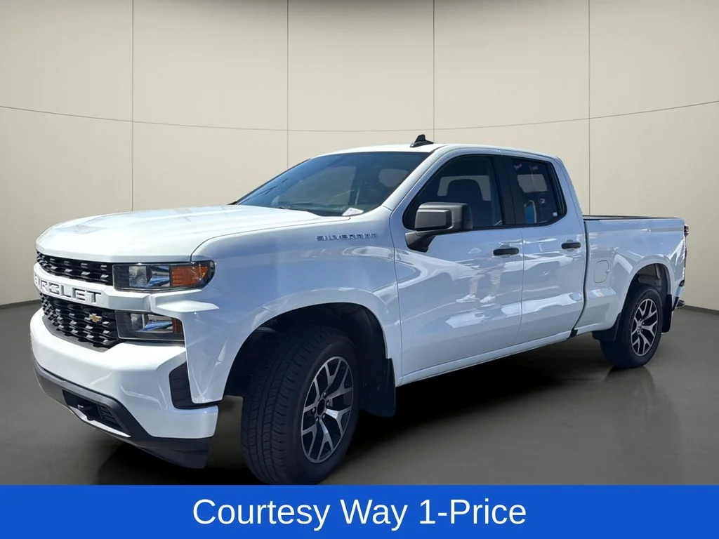 Used 2020 White Chevrolet Custom image 4