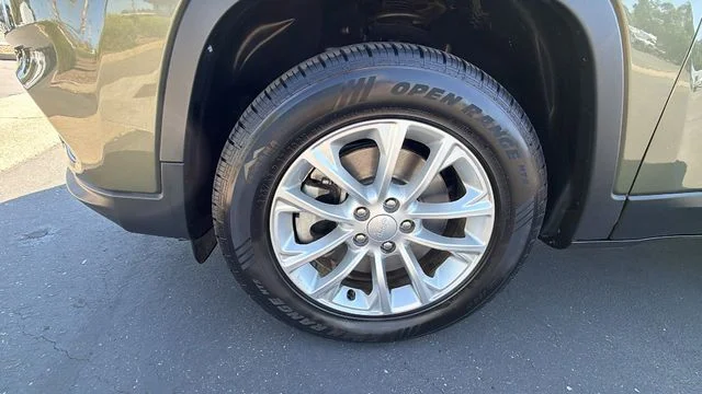 Used 2019 Green Jeep Latitude image 10
