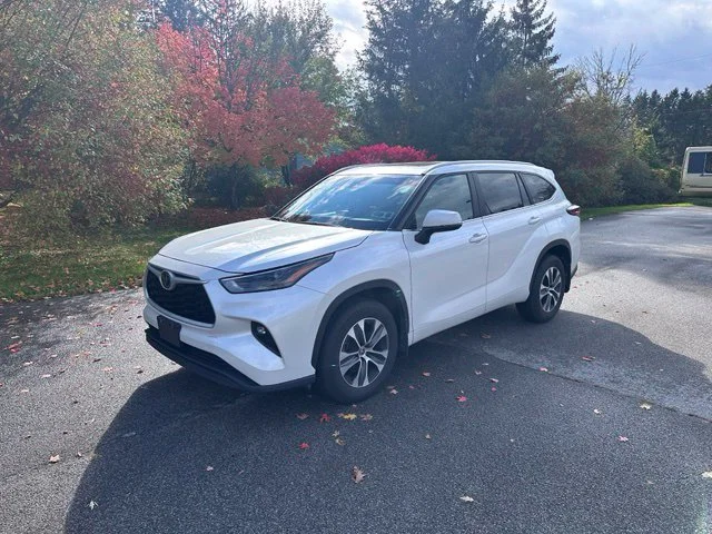 Used 2024 Off-white Toyota XLE image 7