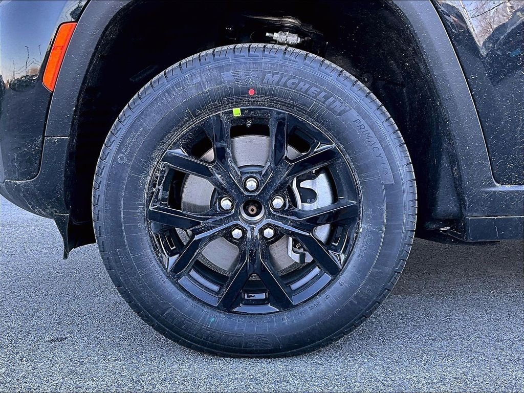 New 2026 Diamond Black Crystal Pearlcoat Jeep Laredo image 8