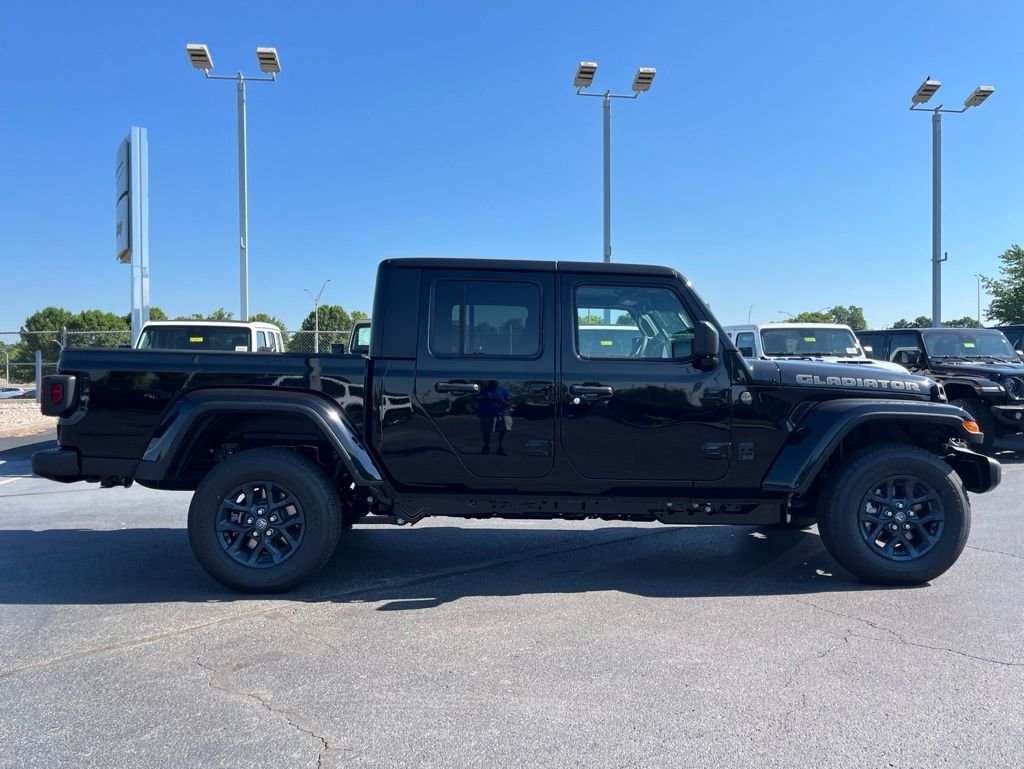 New 2026 Black Clear-Coat Exterior Paint Jeep 85th Anniversary Edition image 36