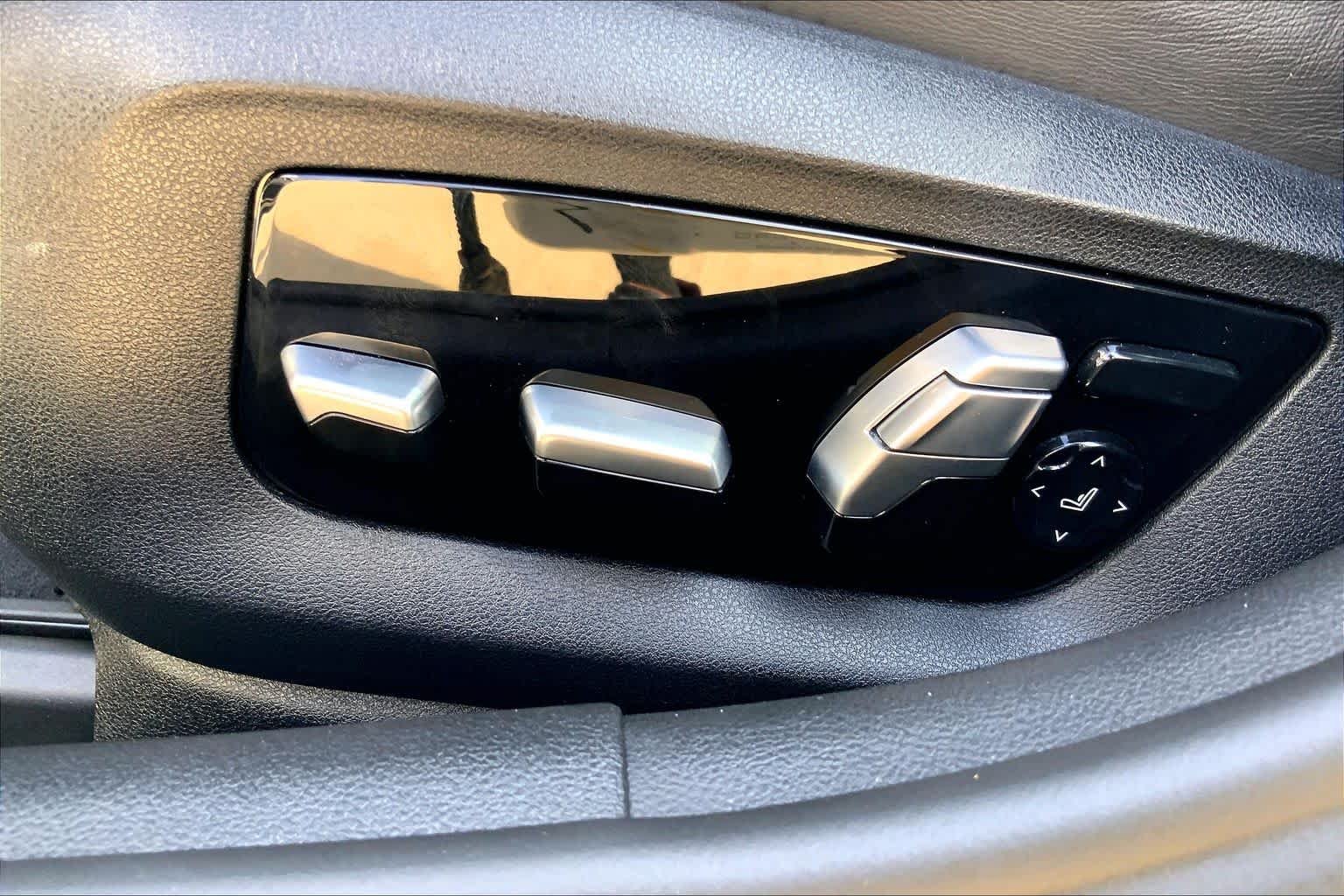 Used 2018 Alpine White BMW  image 31