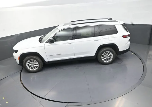 New 2026 Bright White Clear-Coat Exterior Paint Jeep Laredo X image 14