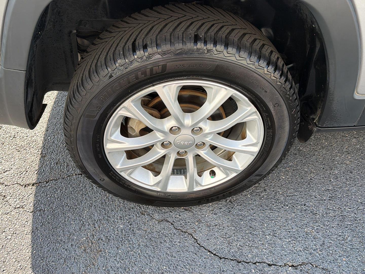 Used 2020 Billet Silver Metallic Clearcoat Jeep Latitude image 36