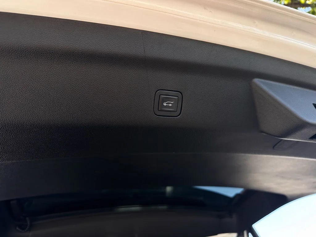 Used 2025 White Cadillac V-Series image 32