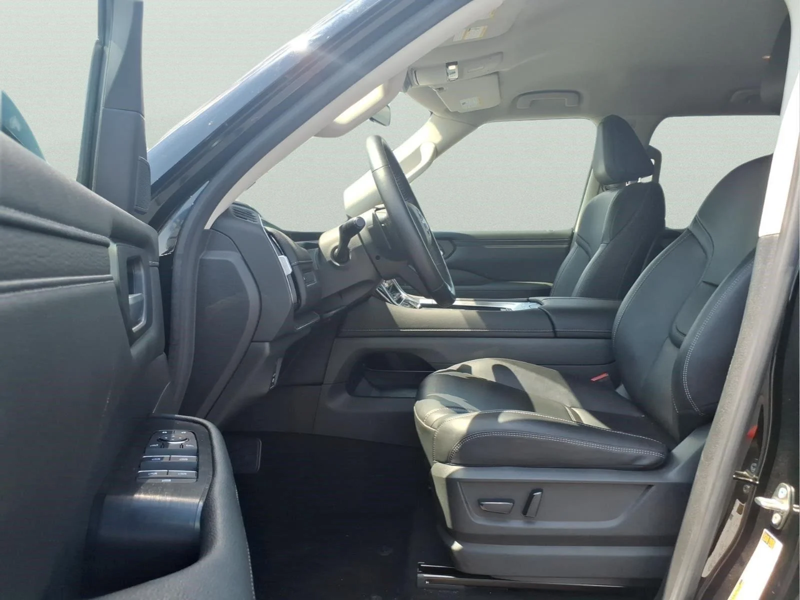 Used 2025 Super Black Nissan SV image 17