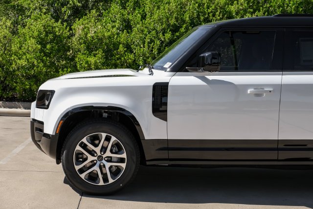 New 2026 Fuji White Land Rover X-Dynamic SE image 18