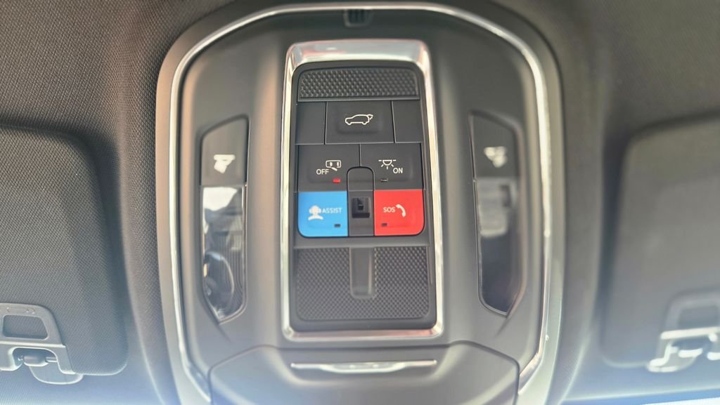 Used 2023 Silver Jeep Altitude image 21