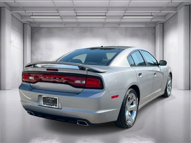 Used 2013 Silver Dodge SXT image 3