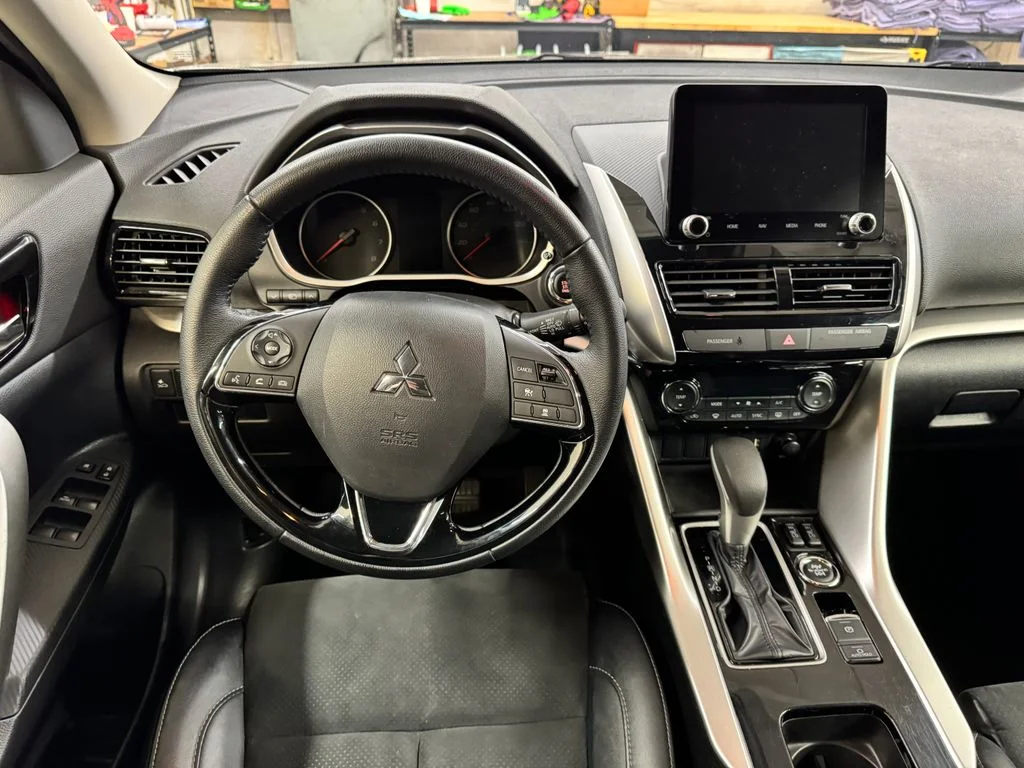 Used 2025 Silver Mitsubishi SE image 18