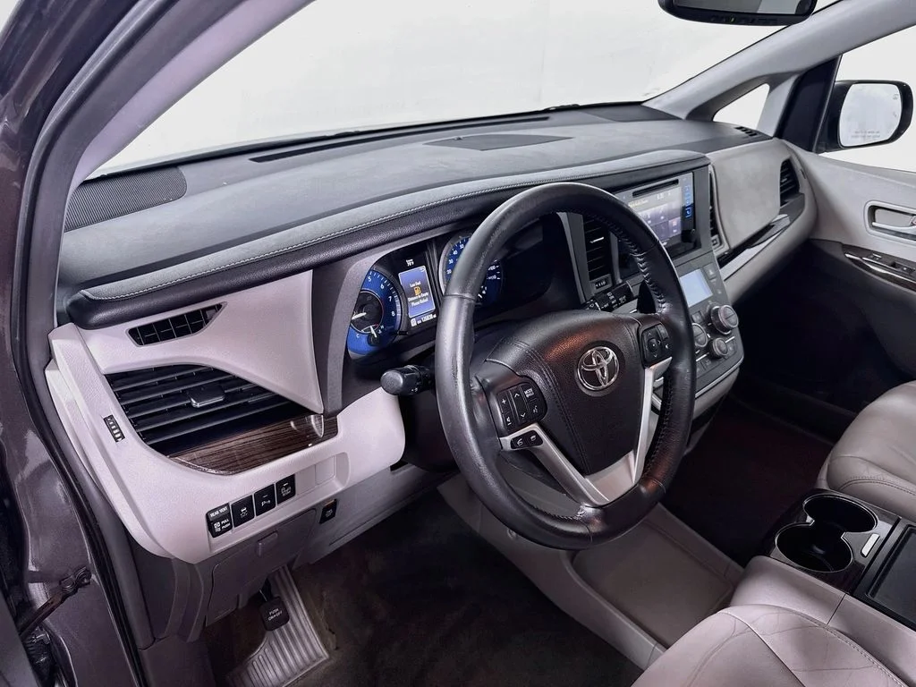 Used 2015 Predawn Gray Mica Toyota XLE Premium image 10