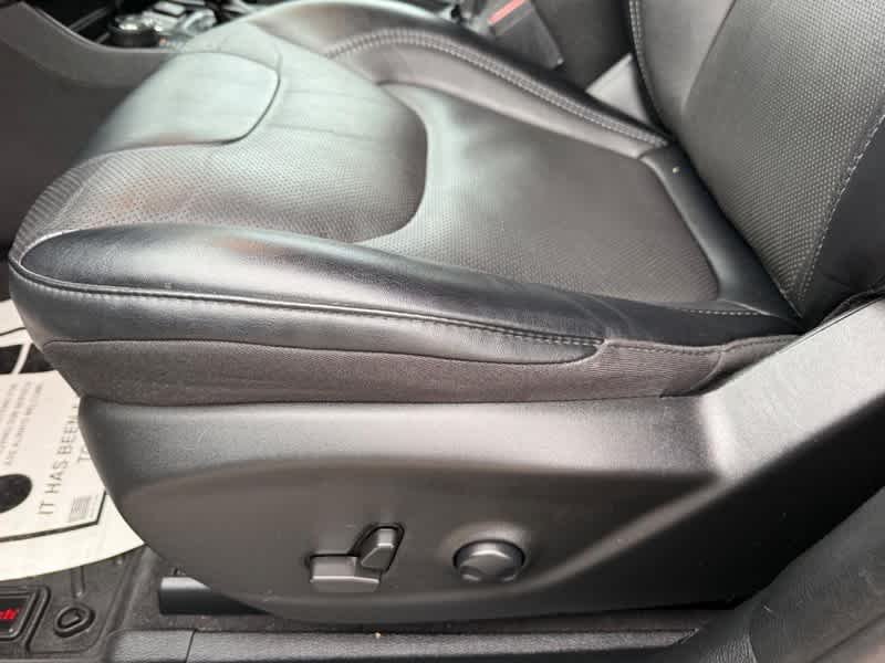 Used 2022 Diamond Black Crystal Pearlcoat Jeep Latitude Lux image 27