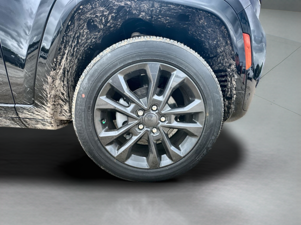 New 2026 Diamond Black Crystal Pearl-Coat Exterior Paint Jeep Limited Reserve image 39