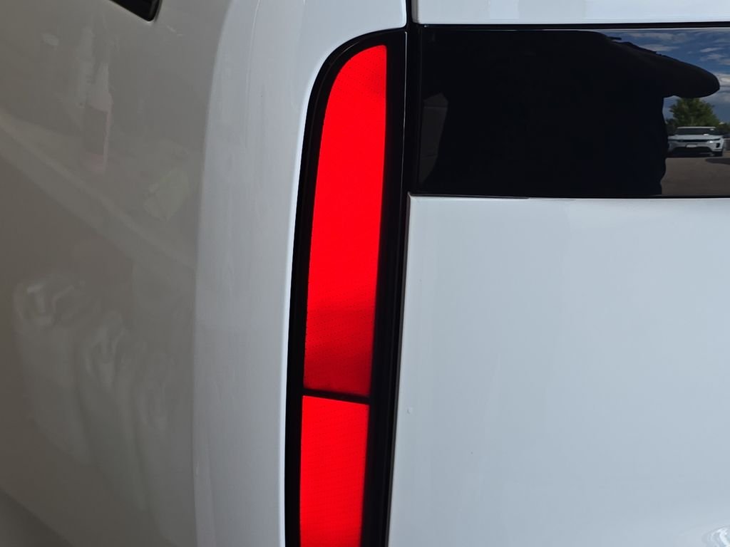 New 2026 Fuji White Land Rover SE image 23