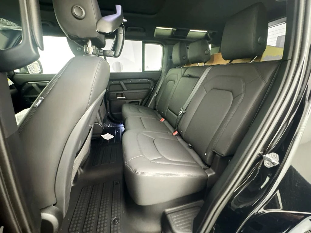 New 2026 Santorini Black Land Rover X-Dynamic SE image 25